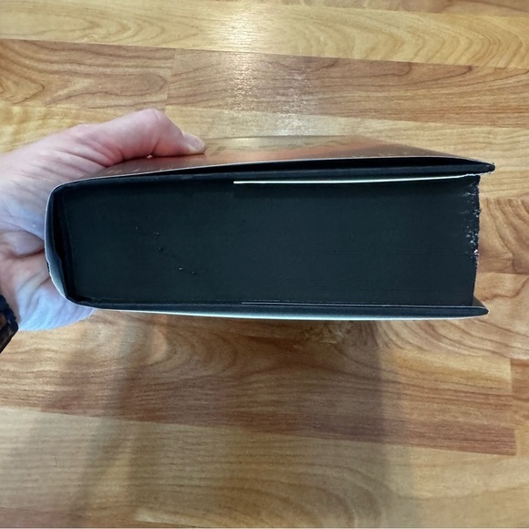 REBECCA YARROS IRON FLAME SPECIAL ED HARDCOVER BLACK SPRAYED EDGES 1ST EDITION - Picture 4 of 8